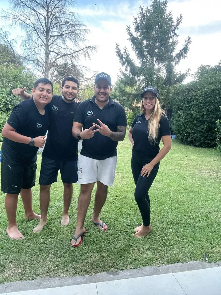 El equipo de Calm Infinity en un jardín, al aire libre.