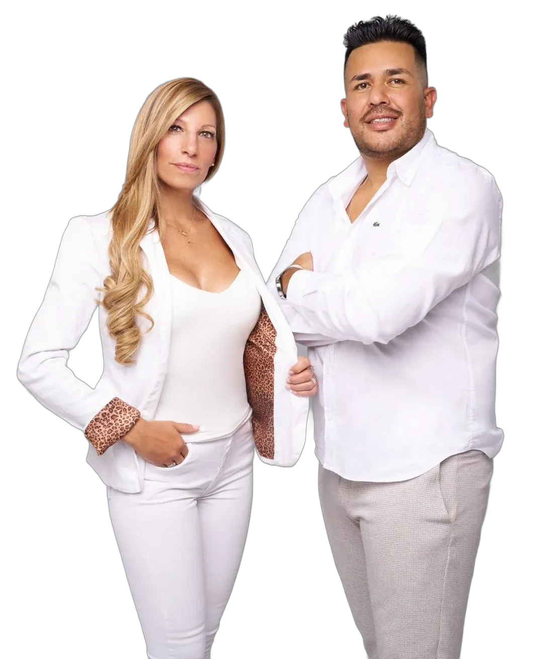 Petter Cárdenas y Flor Freccero, fundadores de Calm Infinity, vestidos de blanco.