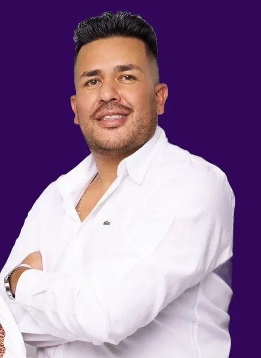 Retrato de Petter Cárdenas sobre fondo violeta.