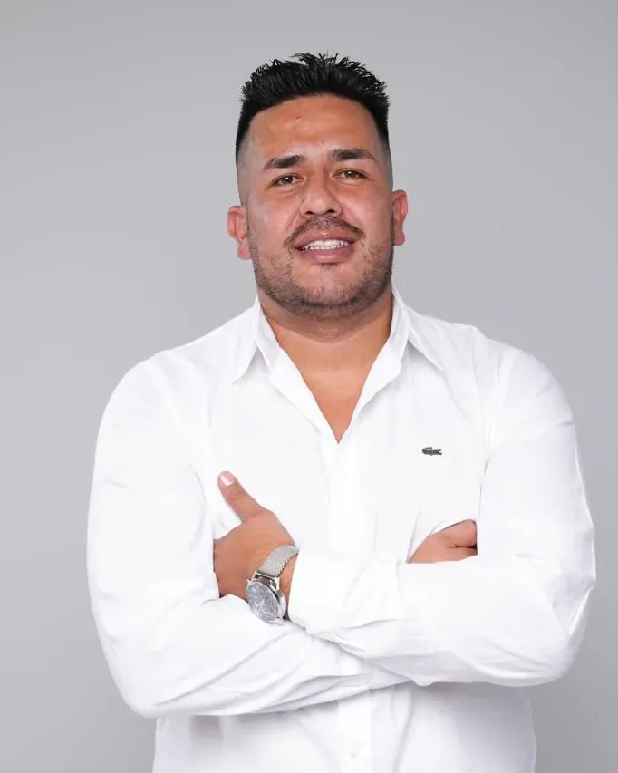 Petter Cárdenas, de camisa blanca y brazos cruzados.